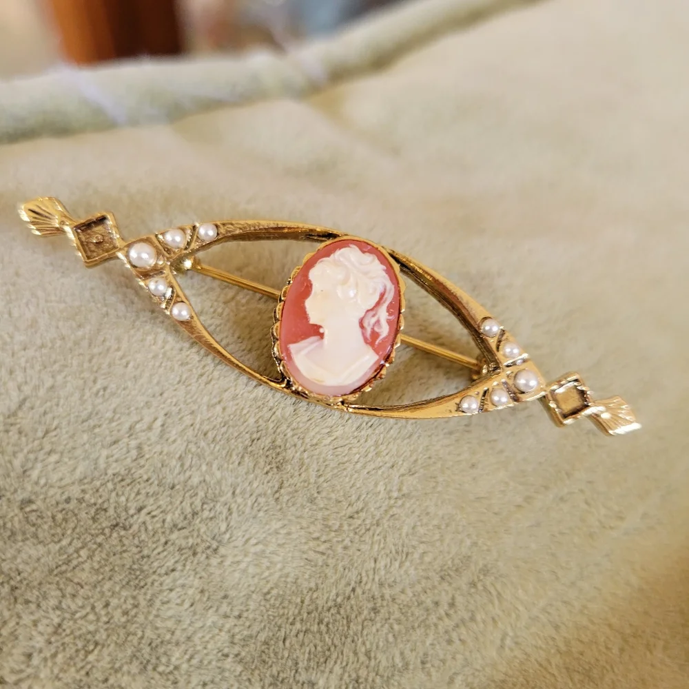 Cameo Brooch Faux Pearls Gold-tone ~ Pretty Vintage Look